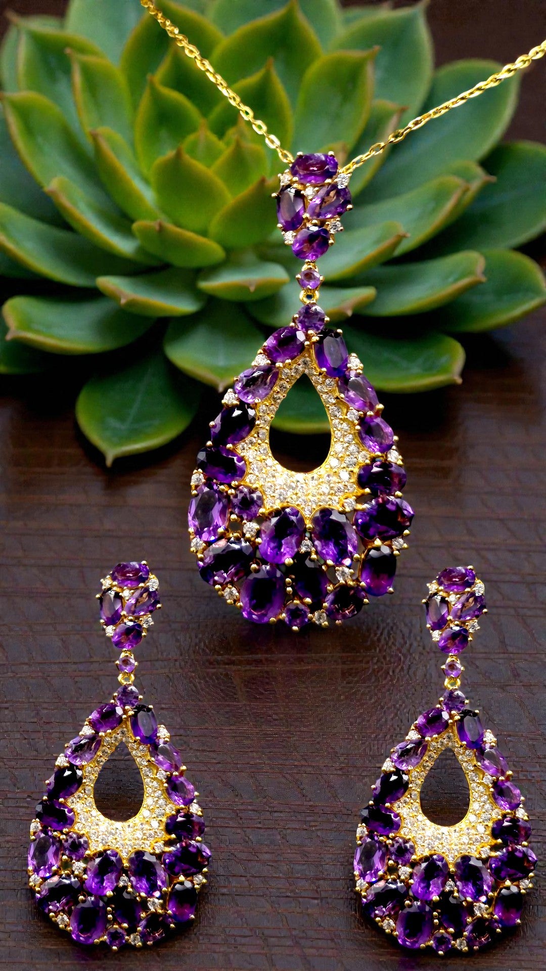GRANDE – LARGE NATURAL AMETHYST GEMSTONE EARRINGS PLATED IN YELLOW GOLD