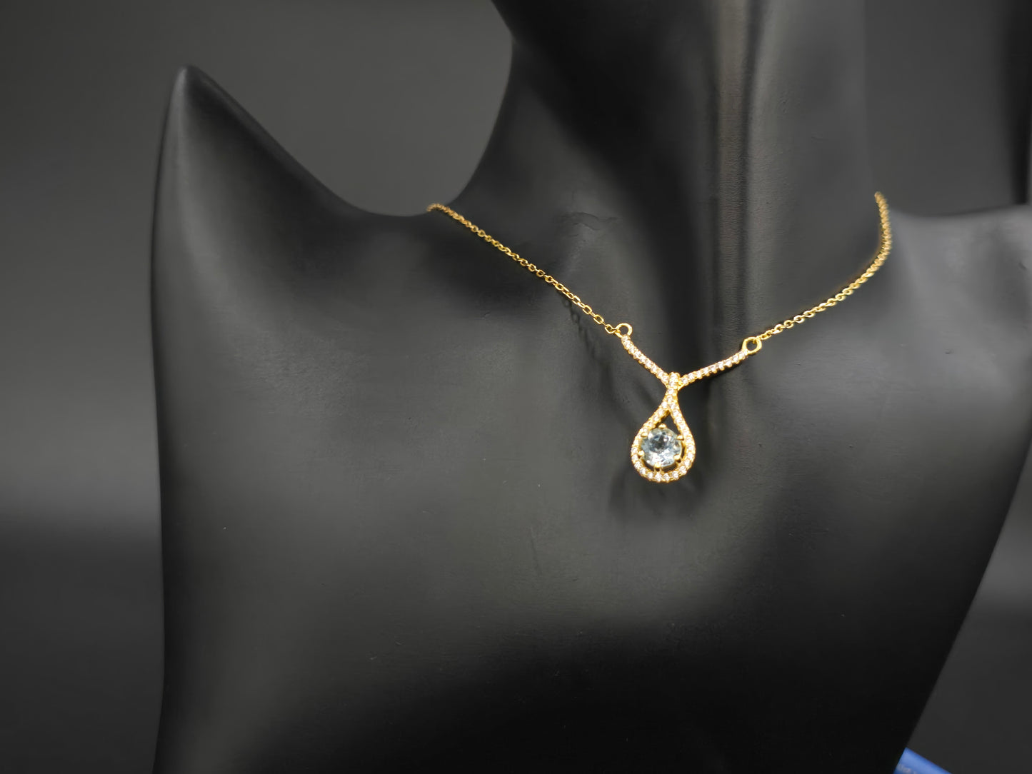 CHLOE – LARGE NATURAL BLUE TOPAZ GEMSTONE NECKLACE PLATED IN YELLOW GOLD