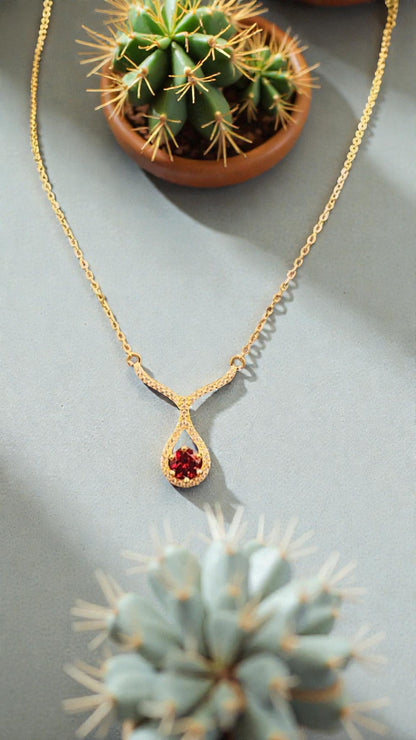 CHLOE – LARGE NATURAL GARNET GEMSTONE NECKLACE PLATED IN YELLOW GOLD